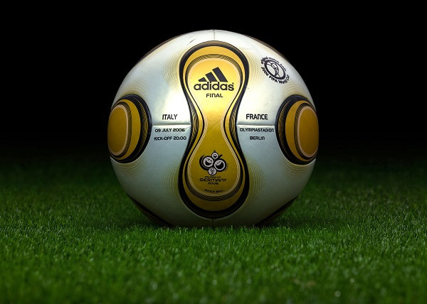 Quả bóng đá Adidas Teamgeist, biểu tượng tinh thần đồng đội