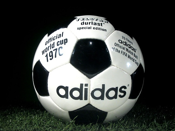 Quả bóng đá Adidas Telstar Durlast với lớp phủ chống thấm