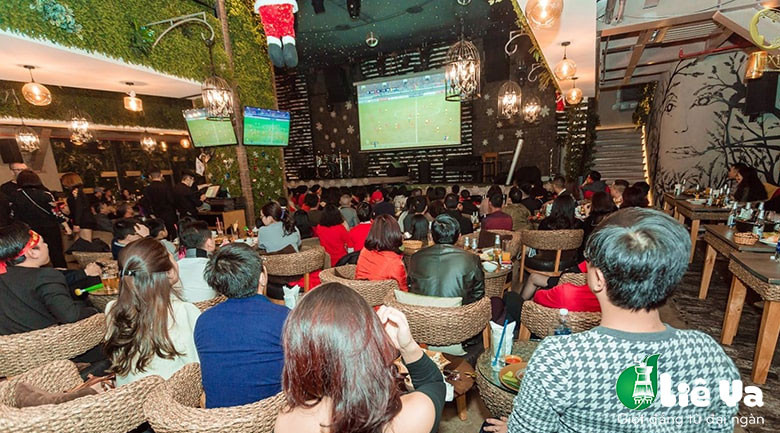 Quán cafe bóng đá ở Hà Nội với không gian hiện đại và màn hình chiếu lớn phục vụ người hâm mộ