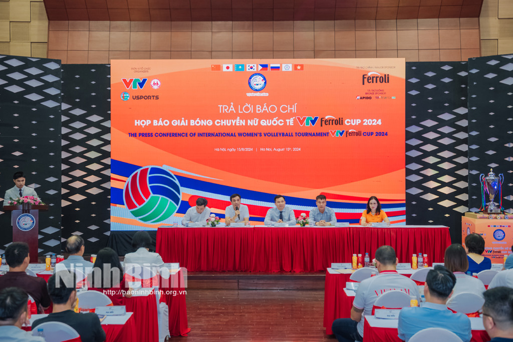 Quang cảnh buổi họp báo Giải bóng chuyền VTV Cúp 2024 với sự góp mặt của các đại diện ban tổ chức và truyền thông