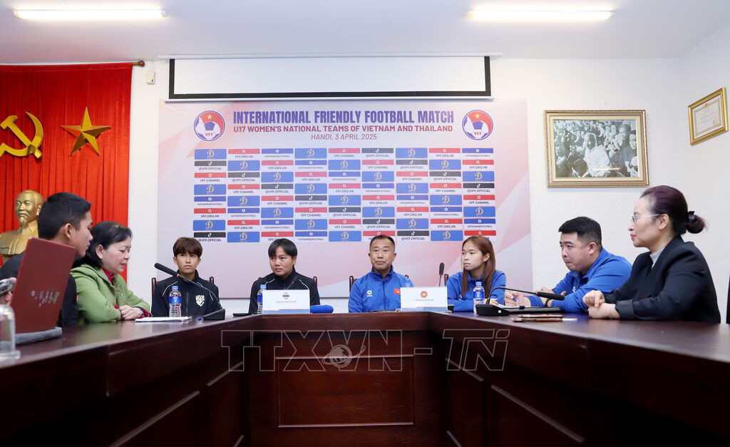 Quang cảnh buổi họp báo giao hữu bóng đá nữ U17 Việt Nam và Thái Lan