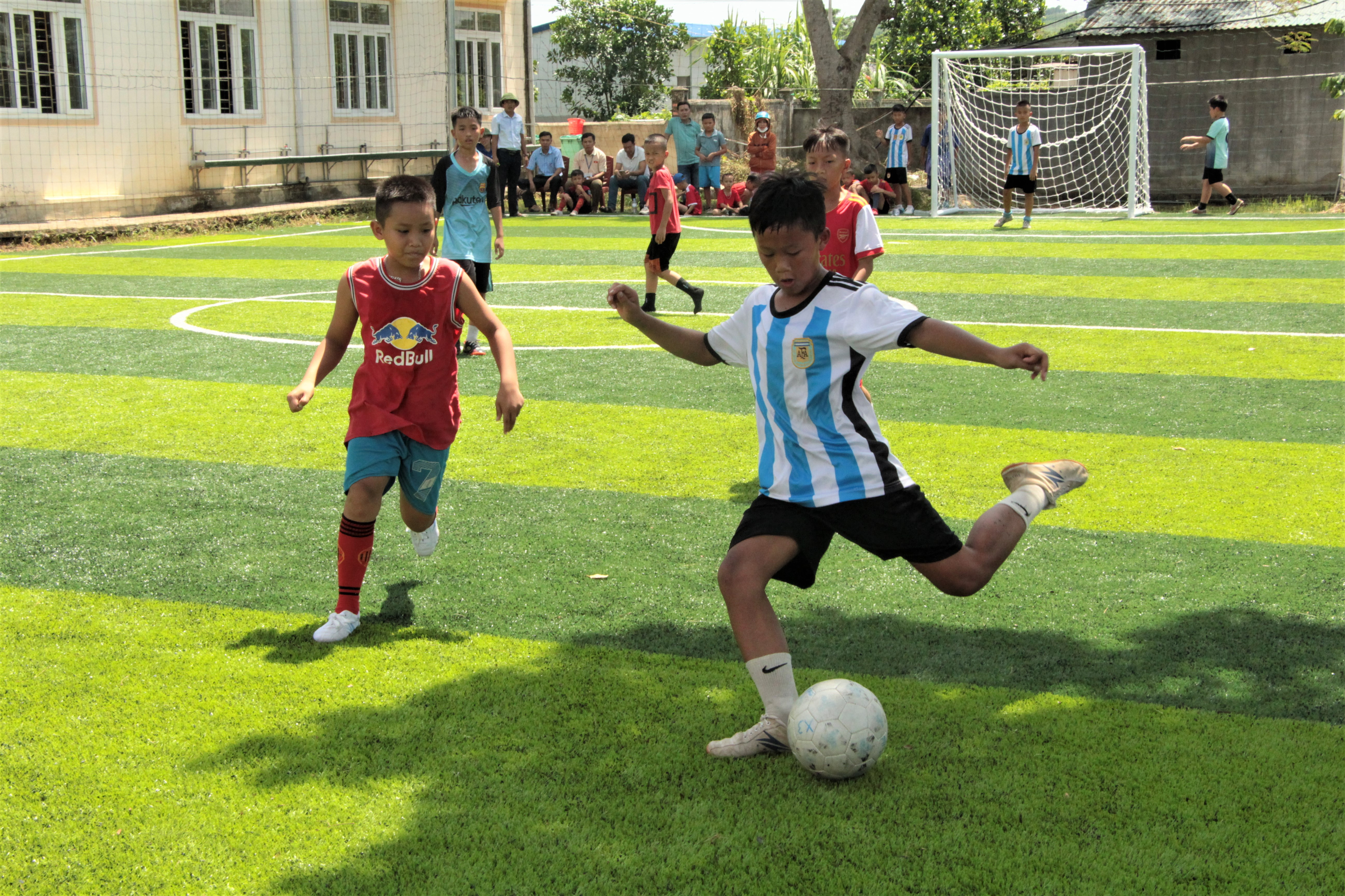 Quang cảnh học sinh trường Hạnh Lâm vui mừng trên sân bóng đá nhân tạo mới, một trong những thành quả của dự án sân bóng đá Lan Anh.