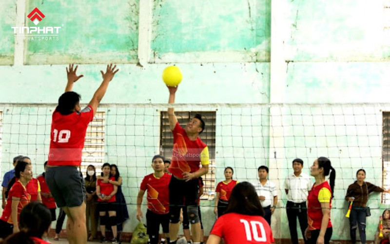 Quy định về chạm bóng và di chuyển trong luật bóng chuyền hơi 2024 mới nhất