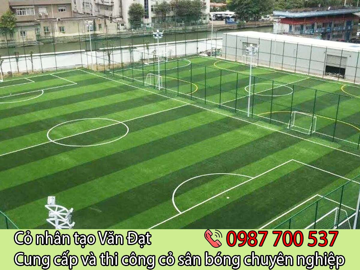 Quy trình thi công sân cỏ nhân tạo với các cuộn cỏ được trải phẳng bởi đội ngũ chuyên nghiệp