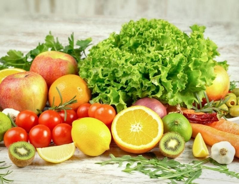 Rau củ và thịt giàu khoáng chất hỗ trợ cân bằng điện giải khi chuẩn bị trước khi đá bóng