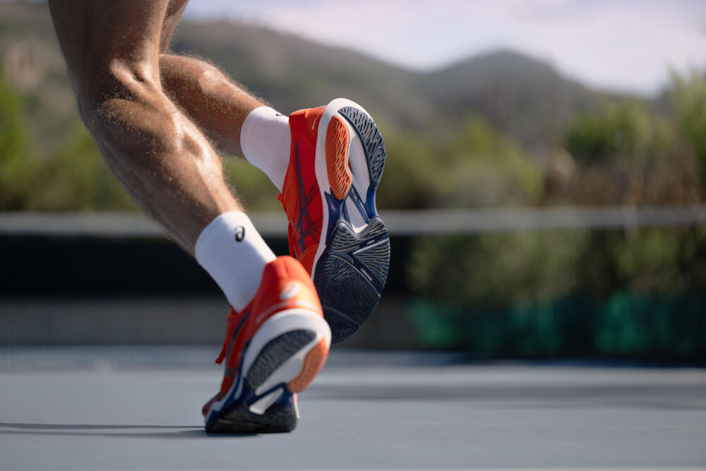 Phân tích thiết kế giày tennis hỗ trợ chuyển động nhanh và linh hoạt, khác biệt với giày chạy bộ