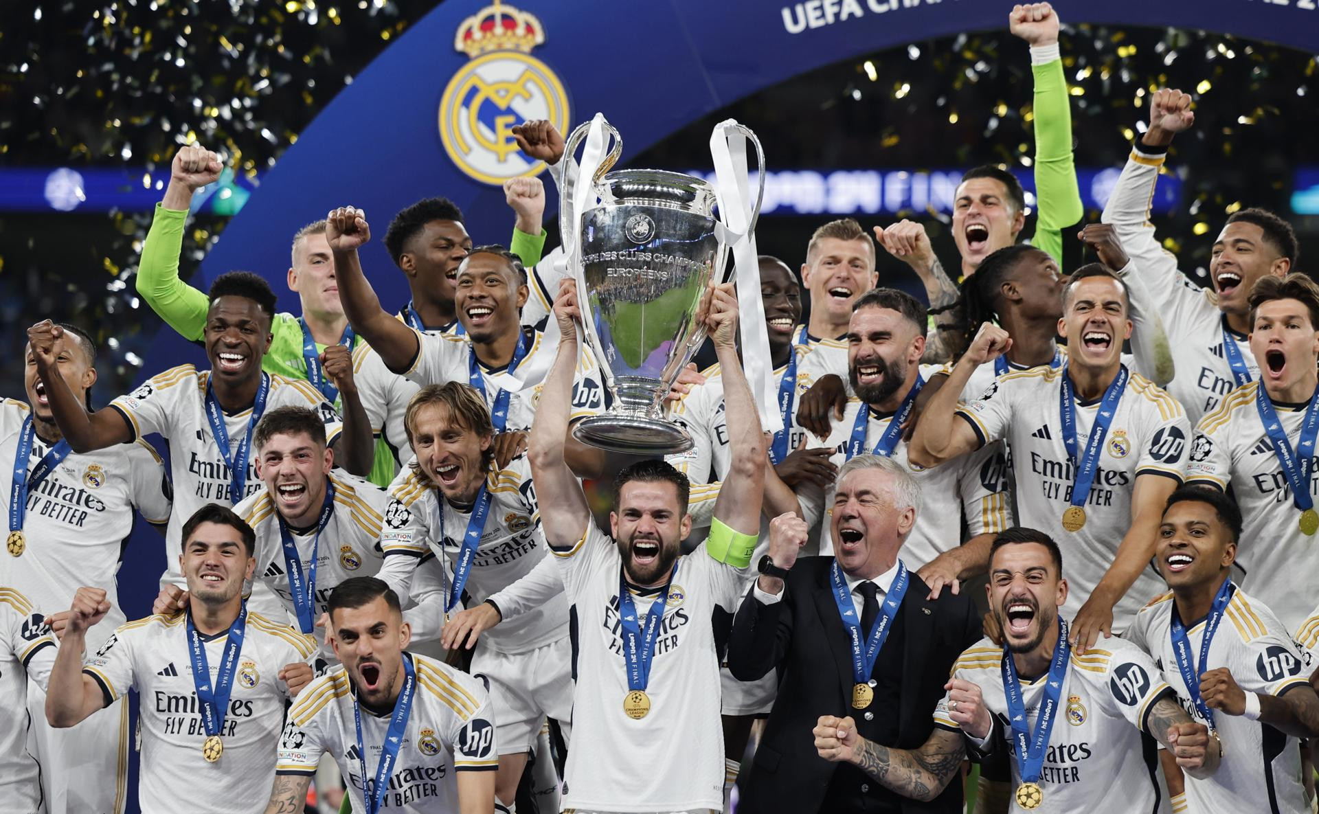 Real Madrid nâng cúp Champions League, biểu tượng thành công kép trên sân cỏ và thương mại.