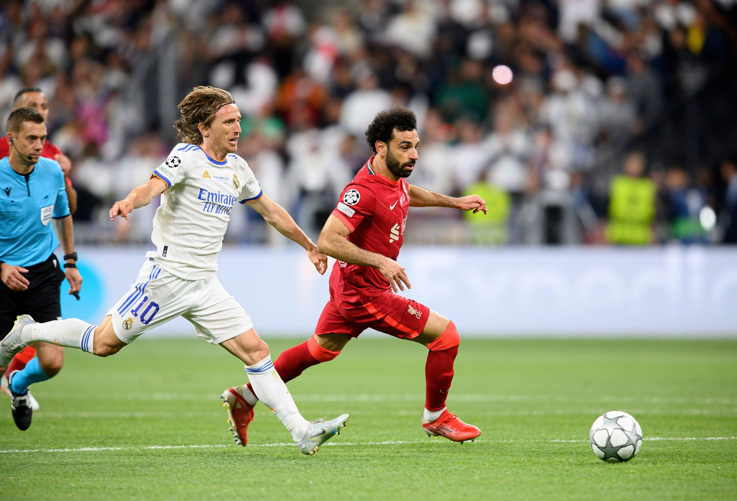 Real Madrid và Liverpool, hai đội bóng giàu thành tích nhất Champions League, đối đầu nhau trên sân cỏ