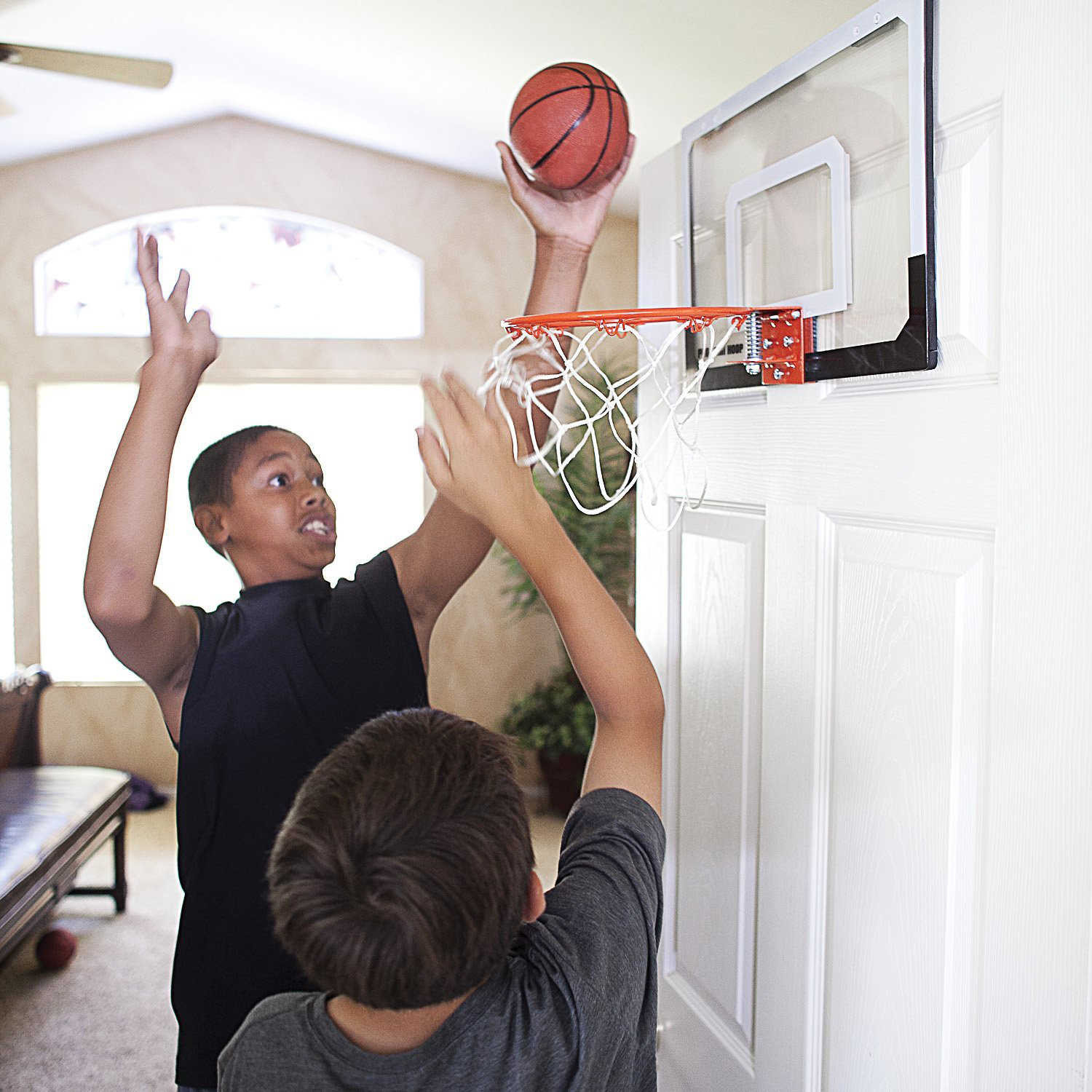 Rổ bóng rổ mini SKLZ Pro Mini Hoop XL lắp đặt dễ dàng trên cửa, mang đến không gian vận động tại nhà