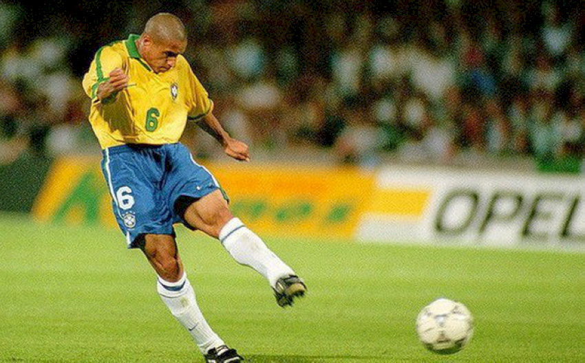 Roberto Carlos, huyền thoại hậu vệ tấn công với những pha bứt tốc ngoạn mục