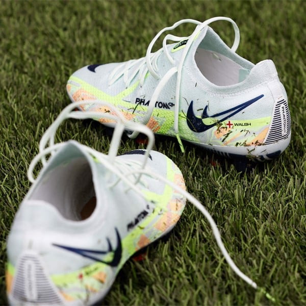 Rodri của Manchester City, một tiền vệ trung tâm chủ chốt, sử dụng đôi giày Nike Phantom GT trên sân