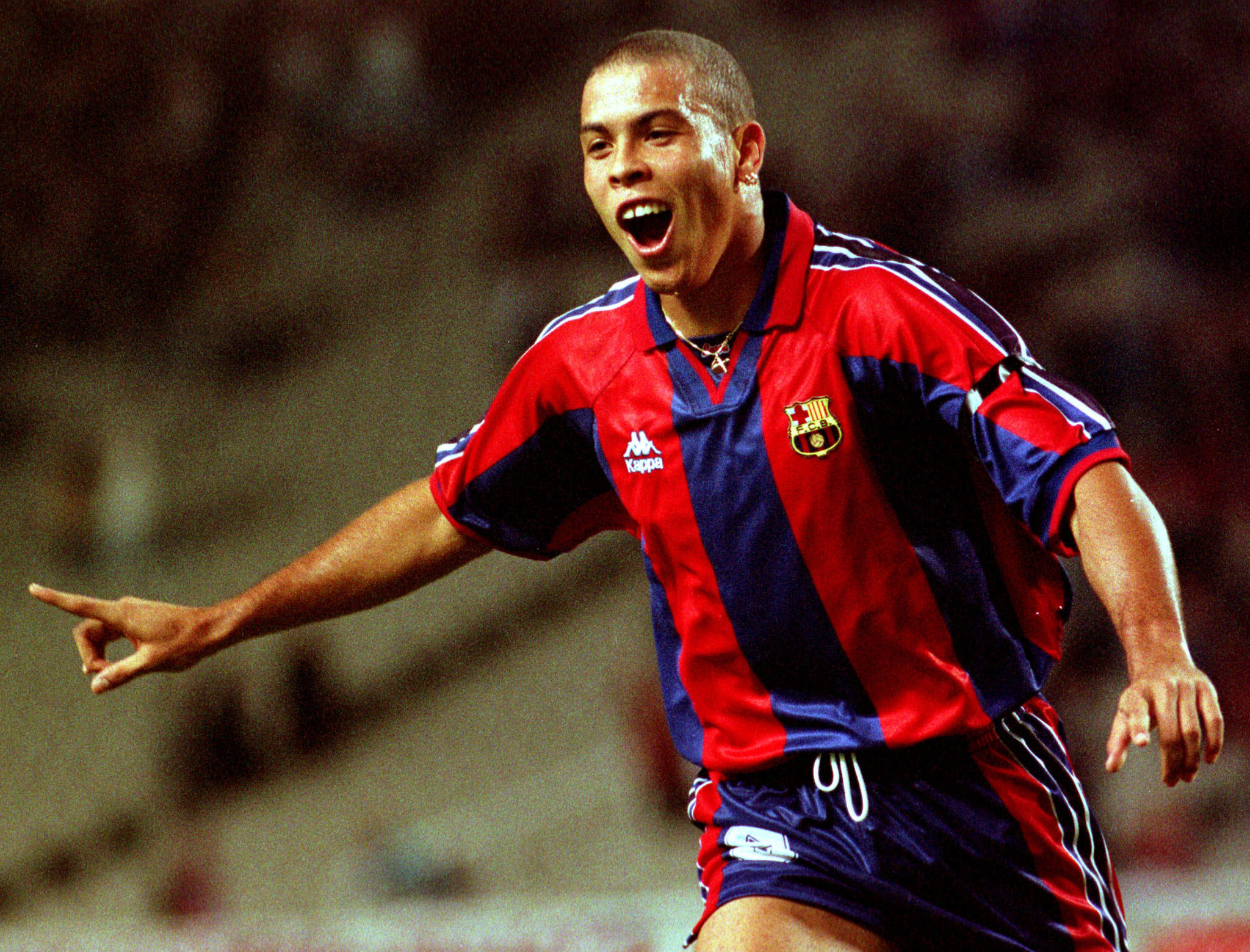 Ronaldo de Lima ăn mừng bàn thắng trong màu áo Barcelona