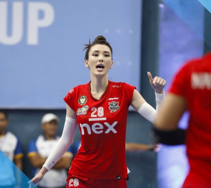 Sabina Altynbekova chụp ảnh cùng đồng đội, một hình ảnh thân thiện của nữ bóng chuyền đẹp nhất thế giới ngoài sân đấu.