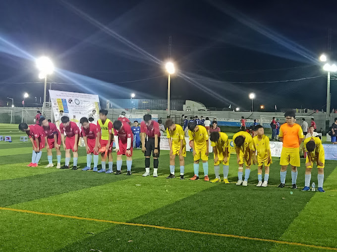 Sân bóng Cầu Trắng NVL Quận 7 nằm trên đường Nguyễn Văn Linh với không gian rộng rãi