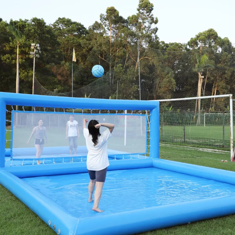Sân bóng chuyền di động trên thảm cỏ xanh, tạo không gian tập luyện dễ thương và tiện lợi cho mọi lứa tuổi