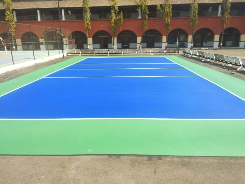 Sân bóng chuyền ngoài trời với hai tông màu xanh tươi mát, trang bị ghế nghỉ tiện lợi cho người chơi