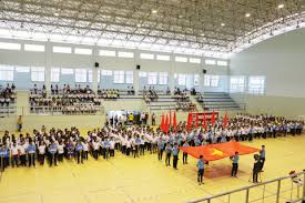 Sân bóng chuyền tiêu chuẩn trong nhà, vị trí quan trọng cho việc ghi biên bản thi đấu và giám sát trận đấu.