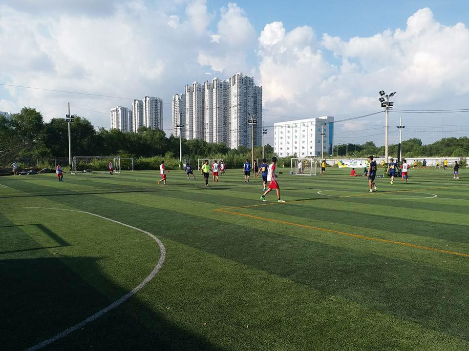 Sân bóng đá Đại học Cảnh sát Quận 7 với mặt cỏ chất lượng cao và hệ thống chiếu sáng hiện đại