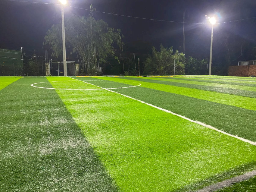 Sân bóng đá Gia Đạt Tân Uyên nổi bật với mặt sân phủi được chăm sóc tỉ mỉ và hệ thống đèn hiện đại