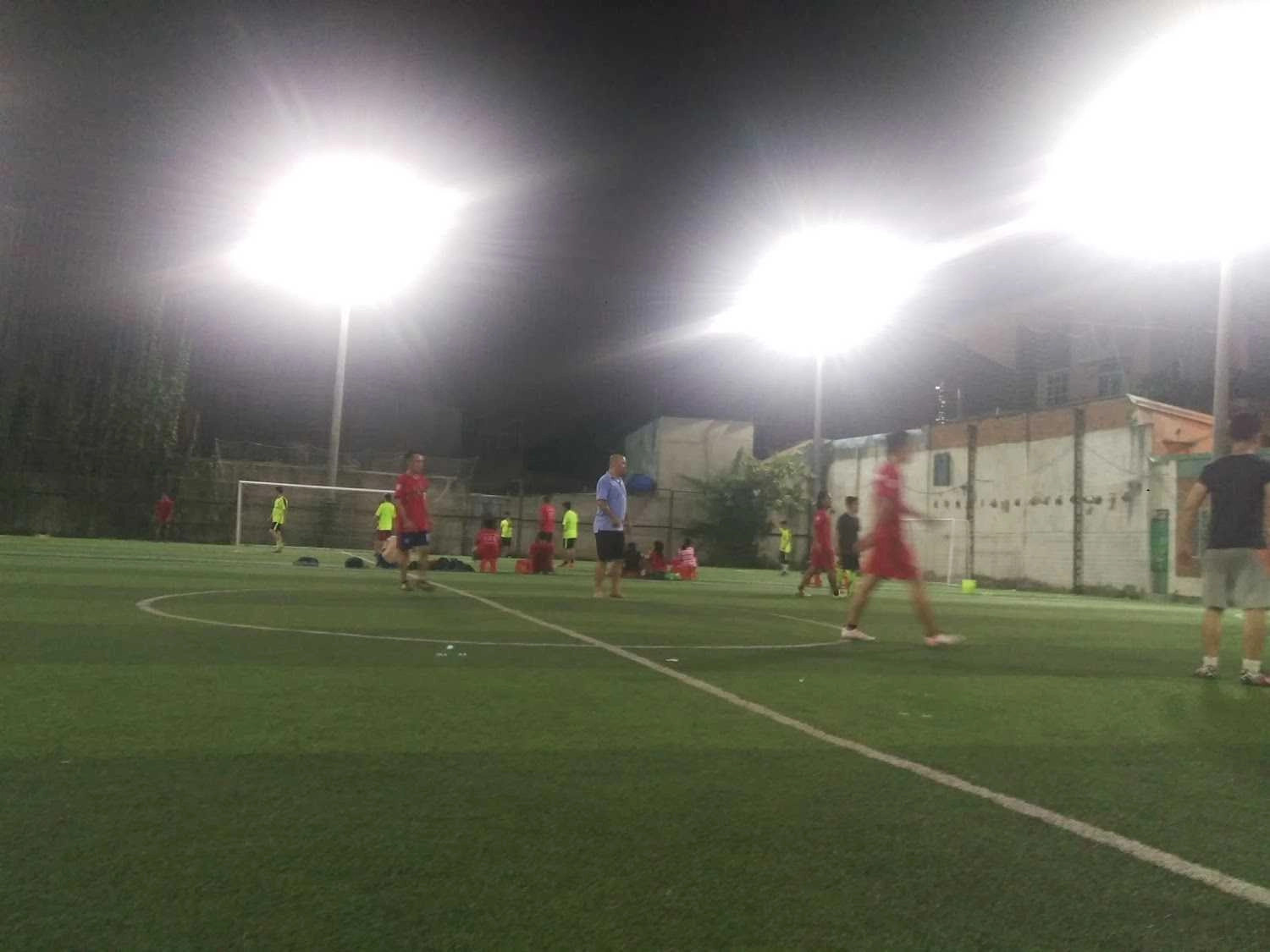 Sân bóng đá mini Bình Minh với mặt sân cỏ nhân tạo xanh