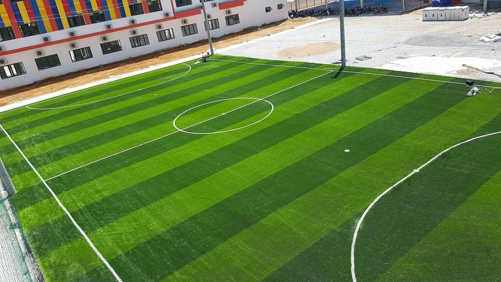 Sân bóng đá mini cỏ nhân tạo chất lượng cao sau thi công