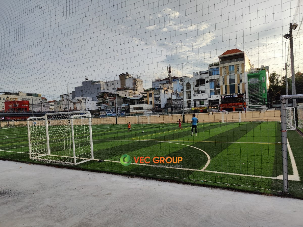 Sân bóng đá mini Phúc Yên rạng rỡ dưới ánh nắng
