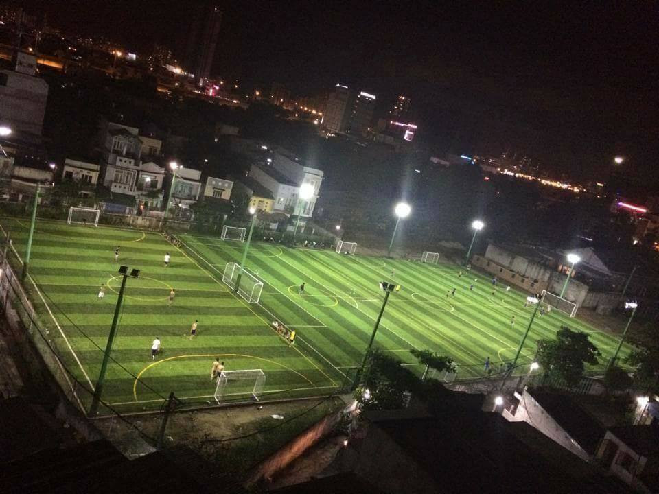 Sân bóng Hoàng Kim tại Quận 7 với cỏ nhân tạo đồng đều và vị trí thuận tiện