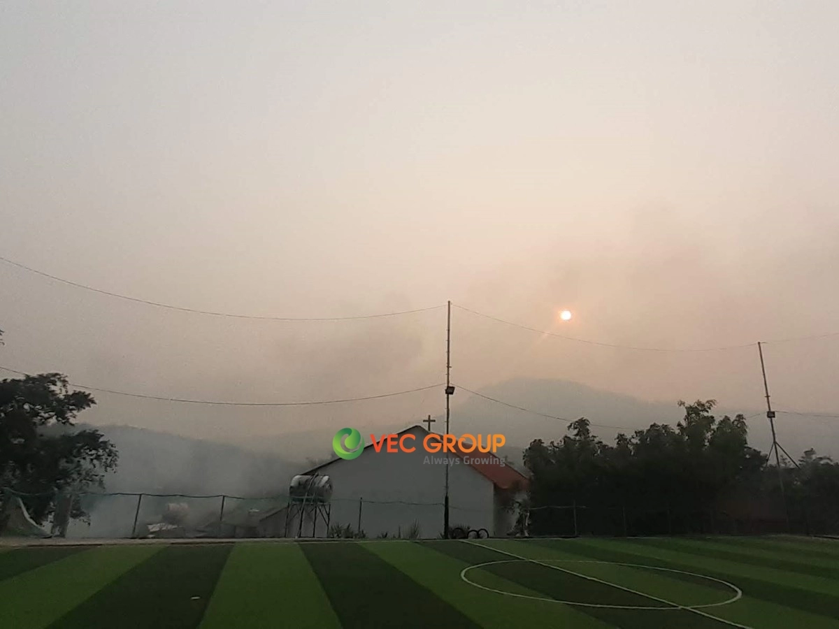 Sân bóng đá duy tân với mặt cỏ nhân tạo chất lượng cao