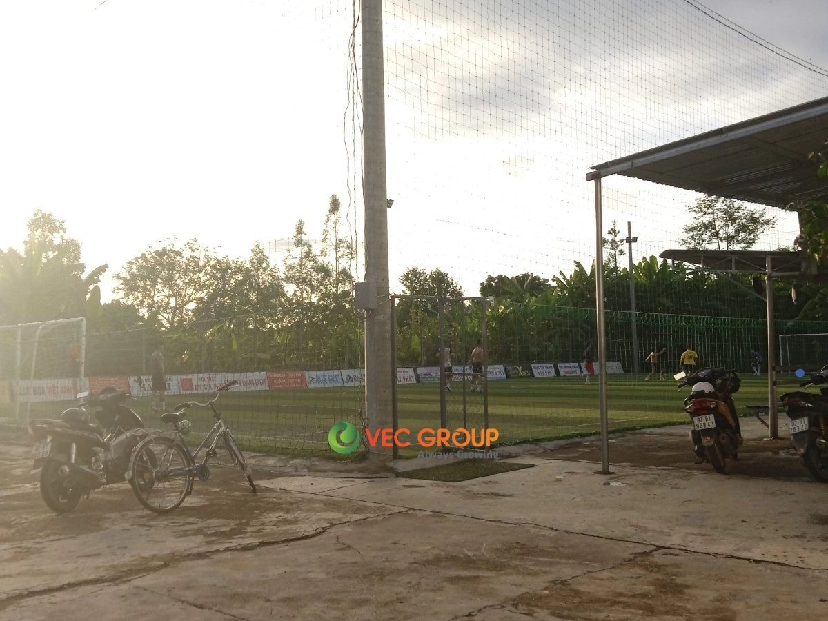 Sân bóng mini Hoàng Phúc với mặt cỏ xanh mát