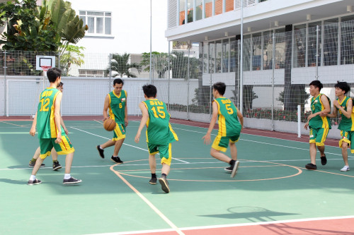 Sân bóng rổ Trường Đại học Sài Gòn được trang bị mái che và sàn nhựa chống ồn