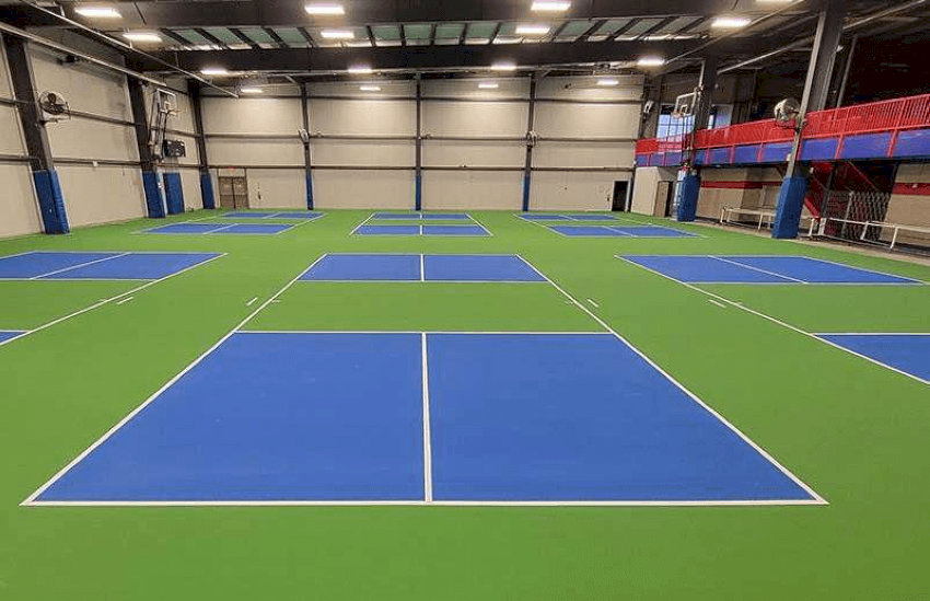 Mặt sân pickleball màu xanh được phủ Acrylic, đảm bảo hiệu suất chơi và độ bền khi xây dựng sân pickleball