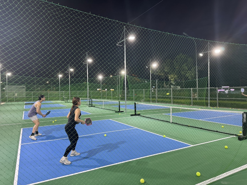 Khung cảnh sân Sky Pickleball Quận 7 vào buổi tối với hệ thống chiếu sáng đạt chuẩn