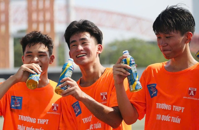 Sản phẩm Number 1 Active cung cấp năng lượng, bù nước cho cầu thủ tham gia Giải bóng đá An ninh Thủ đô