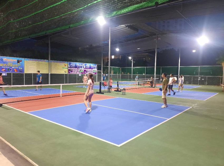 Sân Pickleball 15 Hoàng Diệu Nha Trang với mặt sân đạt chuẩn quốc tế và không gian rộng rãi