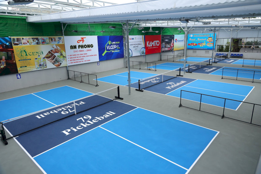 Sân Pickleball 79 Club Nha Trang với thiết kế hiện đại, mái che và khán đài