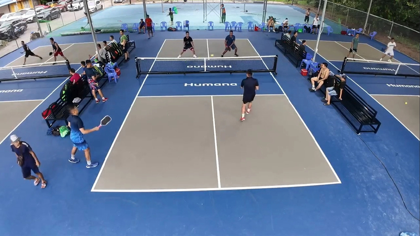 Sân Pickleball Bạch Đằng với 6 sân ngoài trời có mái che, không gian rộng rãi và thoáng mát