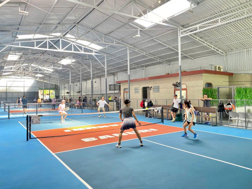Sân Pickleball Banuri Nha Trang với mặt sân Decoturf US cao cấp và không gian thoáng đãng