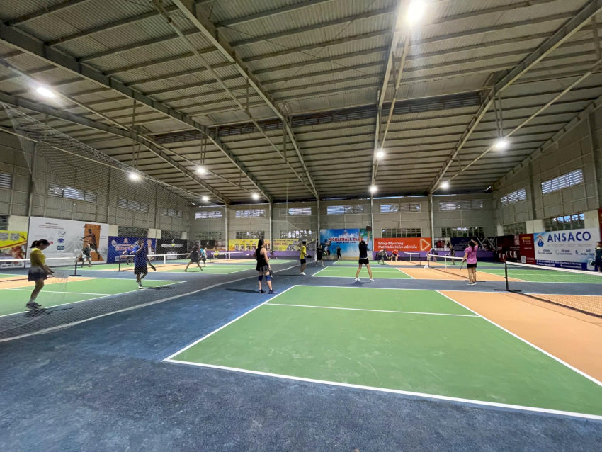 Cụm sân Pickleball Điện Biên Phủ Nha Trang trong nhà với mái che cao và thoáng