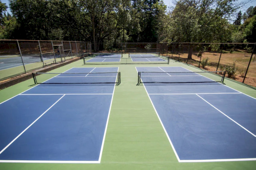 Sân pickleball được ghép từ các tấm nhựa tổng hợp (modular tiles), linh hoạt cho việc xây dựng sân pickleball tạm thời