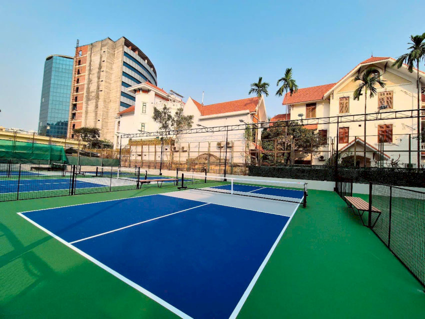Sân Pickleball Làng Quốc Tế Thăng Long với không gian ngoài trời rộng rãi, chất lượng cao