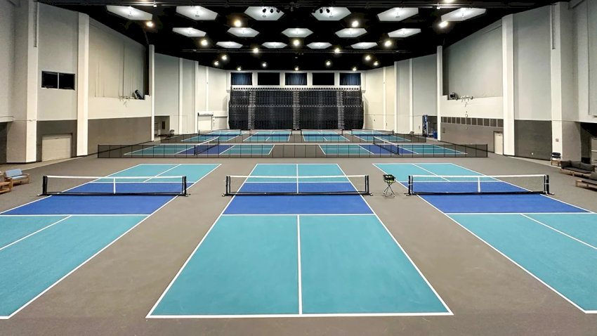 Sân pickleball được trang bị hệ thống đèn chiếu sáng LED hiện đại, tối ưu hóa việc xây dựng sân pickleball cho hoạt động ban đêm
