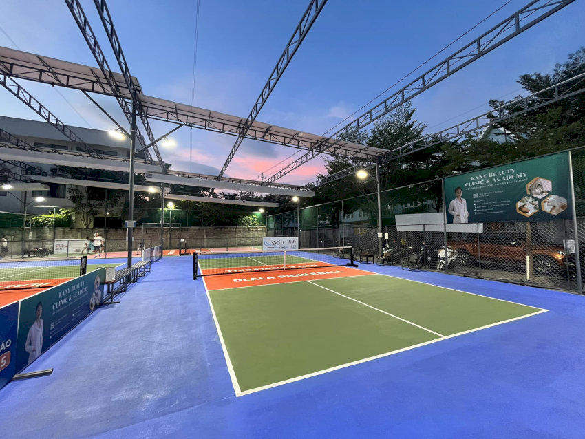 Sân Pickleball Olala Nha Trang ngoài trời với mái che di động và mặt sân đạt chuẩn USAP