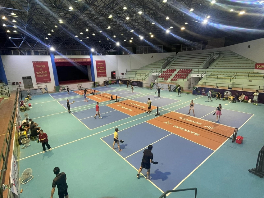 Sân Pickleball Quán Nam với 4 sân trong nhà, đảm bảo hoạt động thể thao không bị gián đoạn