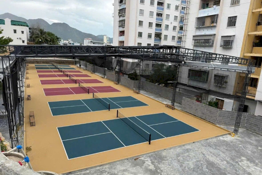 Sân TT2D Pickleball Nha Trang có mái che cao, hệ thống đèn chiếu sáng rõ và nền sân êm