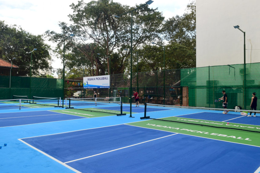Sân Yasaka Pickleball Nha Trang với không gian xanh mát và mái che hiện đại