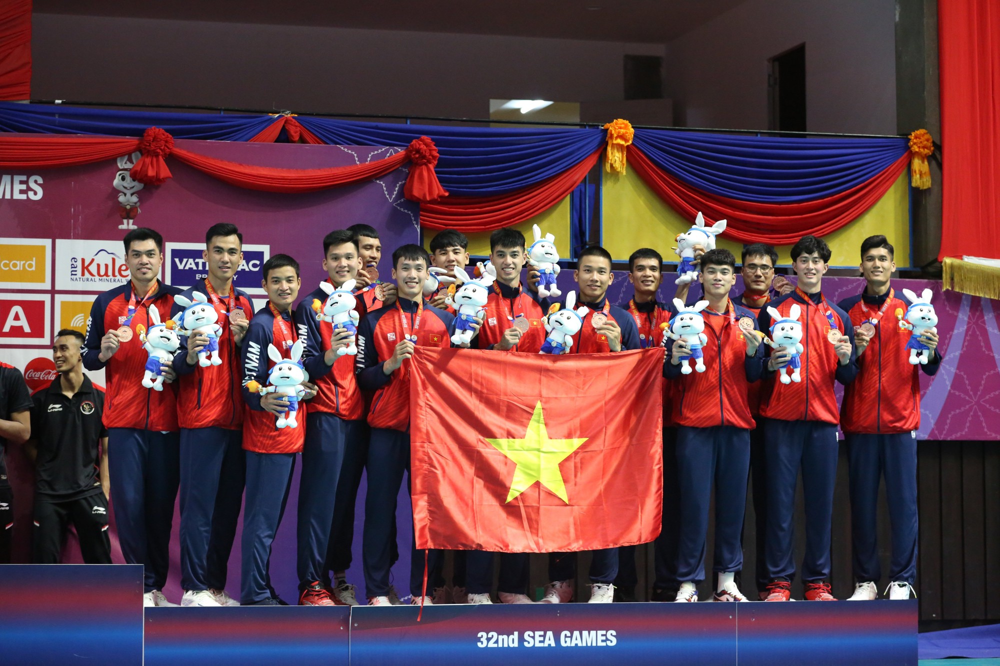 Đội tuyển bóng chuyền nam Việt Nam nhận huy chương đồng tại bán kết SEA Games 32