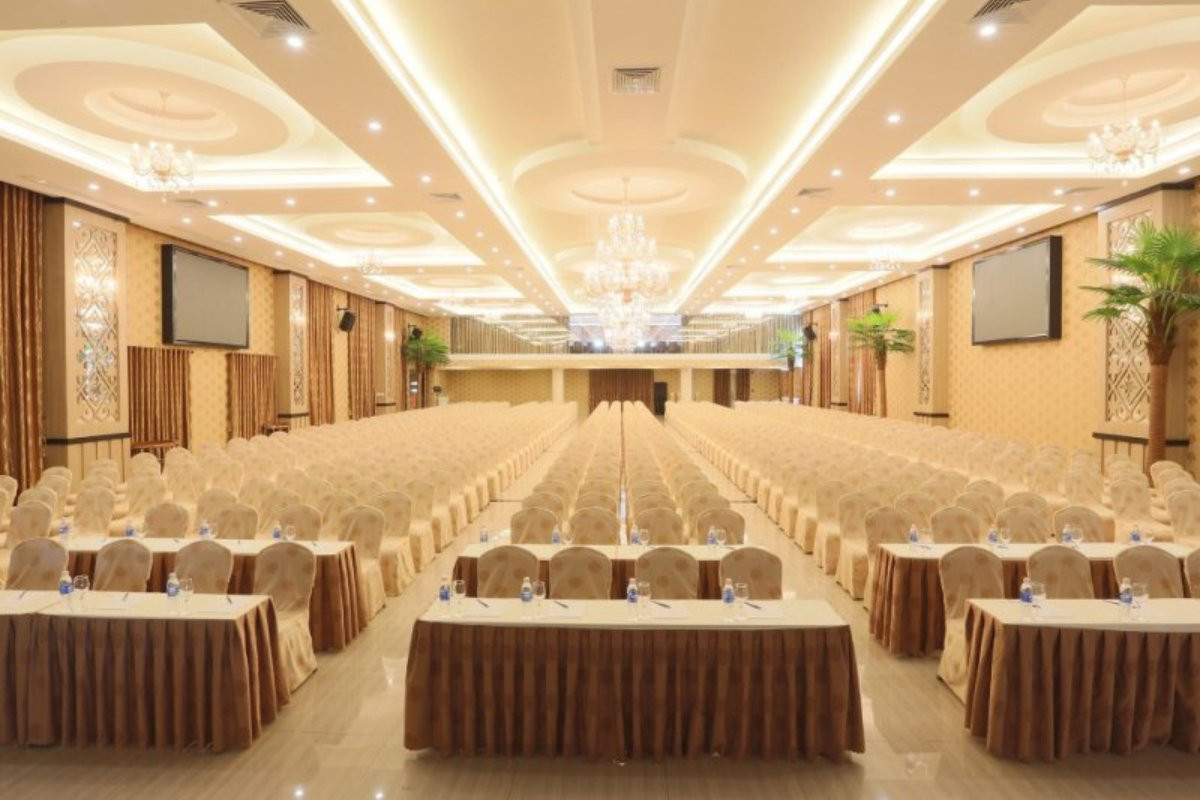 Setup phòng họp báo đơn giản nhưng chuyên nghiệp
