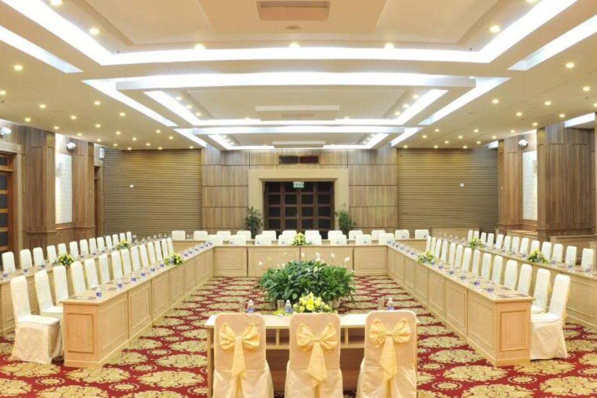 Setup phòng họp báo hình chữ U cho buổi ra mắt cầu thủ