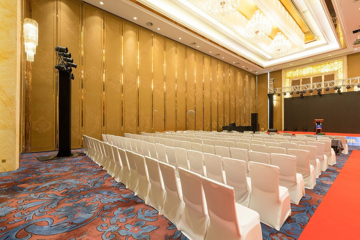 Setup phòng họp báo tone màu trắng thanh lịch cho các thông báo quan trọng
