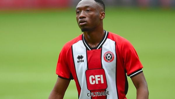 Sheffield United với biểu tượng CFI Financial là đối tác tài trợ áo đấu
